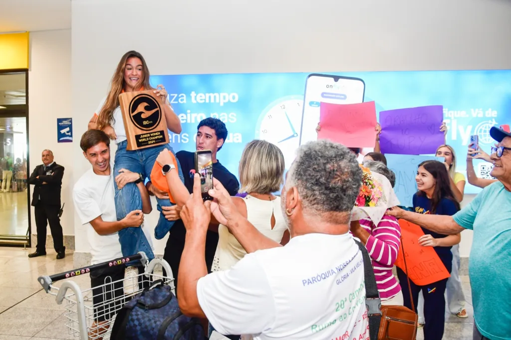Luna Hardman é recebida com festa no aeroporto após conquistar o bicampeonato mundial