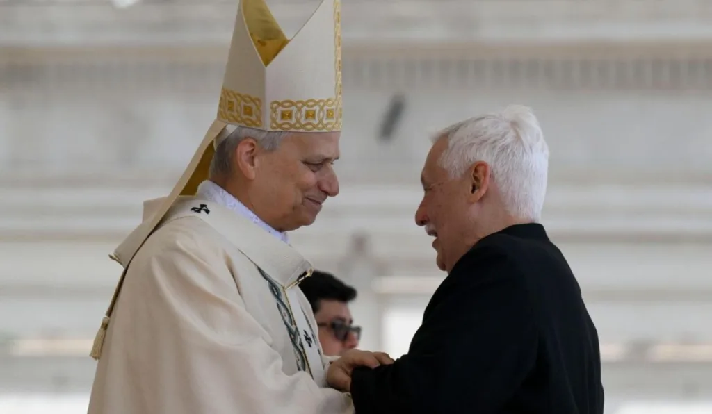 Papa Leão XIV recebe anel do pescador Papa Leão XIV recebe anel do pescador
