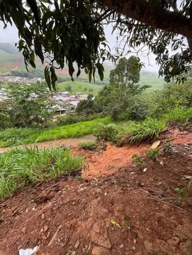 Terra desliza e interdita parcialmente estrada em Guaçuí