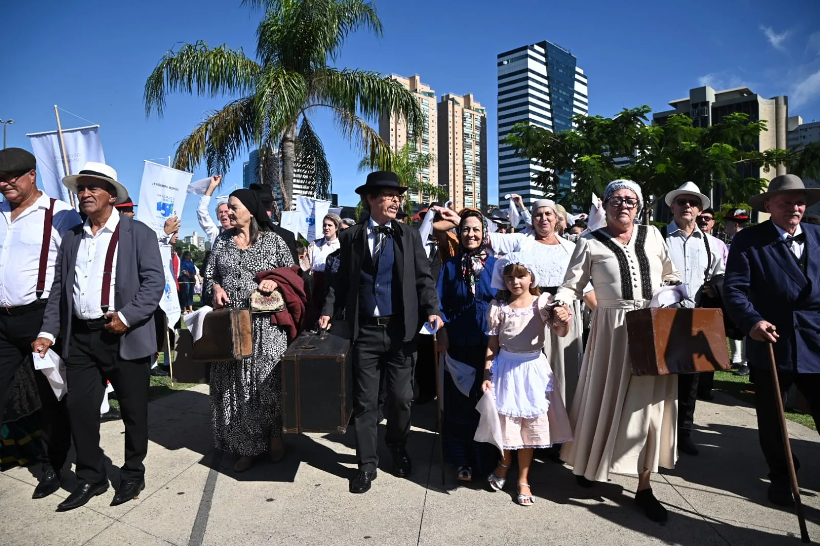cortejo marítimo da programação dos 150 anos da imigração italian