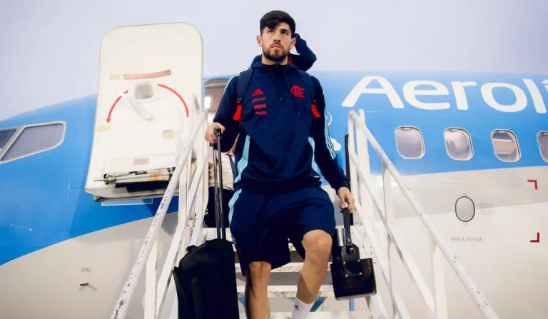Goleiro Rossi, do Flamengo, no desembarque em Córdoba, na Argentina