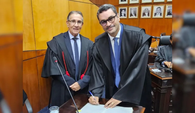 O advogado Hélio João Pepe de Moraes tomando posse como juiz do TRE-ES ao lado do presidente da Corte, desembargador Carlos Simões Fonseca.