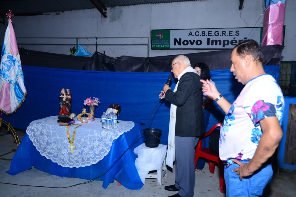 Padre abençoa a Novo Império