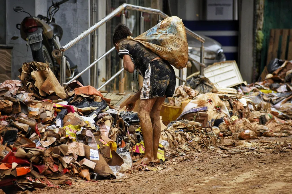 Chuvas no ES, pessoas procuram por roupas e alimentos na lama