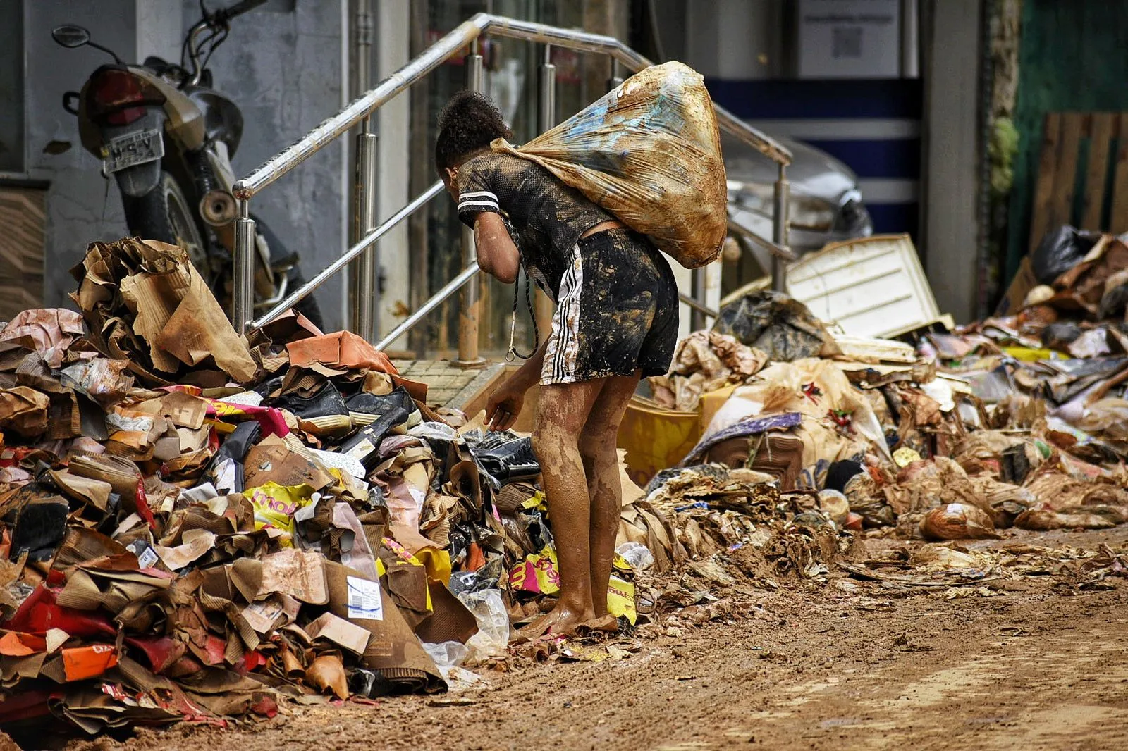 Chuvas no ES, pessoas procuram por roupas e alimentos na lama