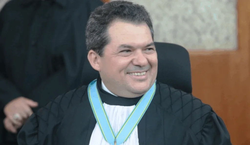O desembargador federal Carlos Augusto Pires Brandão, escolhido por Lula para ocupar vaga no STJ. O desembargador federal Carlos Augusto Pires Brandão, escolhido por Lula para ocupar vaga no STJ.