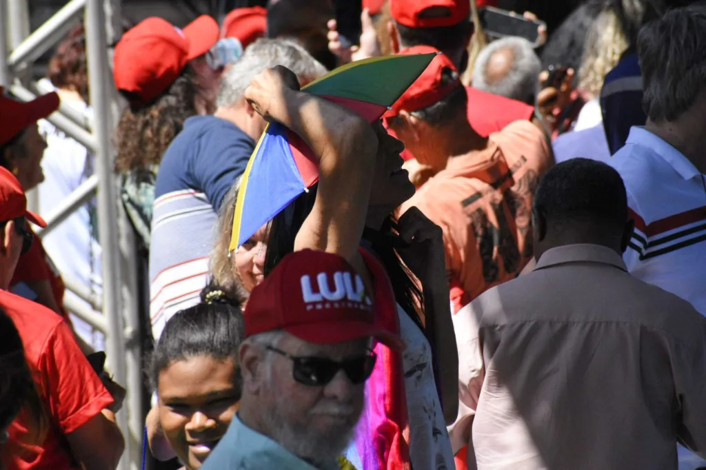 Apoiadores aguardam chegada de Lula no ES