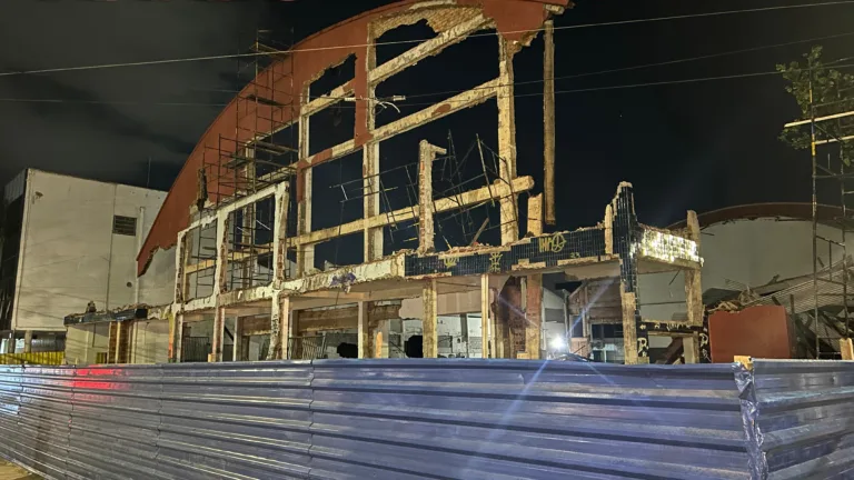 Paredão de ginásio que não caiu deve ser demolido ainda hoje, diz Defesa Civil/Foto: Thiago Soares