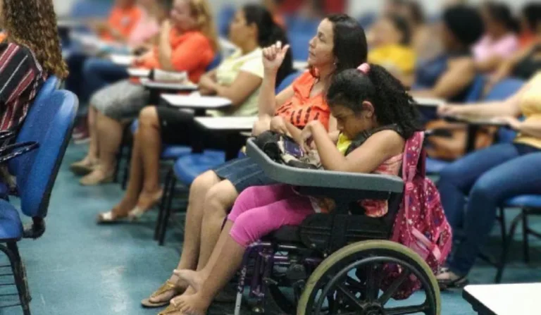 Vaga para cuidador de estudantes com deficiência na Serra oferece salário de quase R$ 2 mil. Foto: Divulgação/Secom PMS