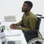 Homem em cadeira de rodas no trabalho