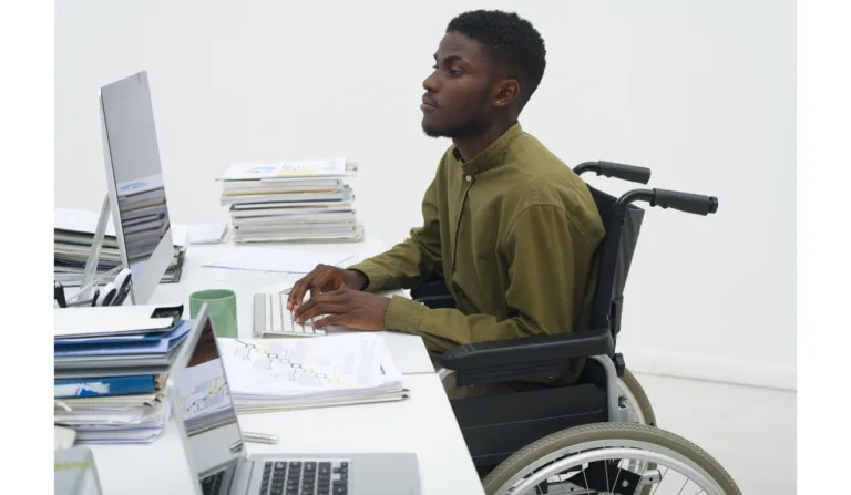 Homem em cadeira de rodas no trabalho