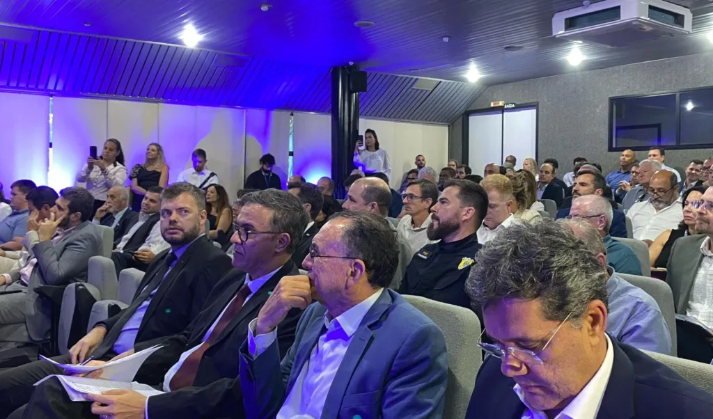 FÓRUM CNT DEBATE DESAFIOS E GARGALOS DOS TRANSPORTES