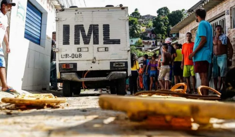 Corpo foi levado para o IML e caso está sob investigação. Foto: Rafael Vieira/DP Foto