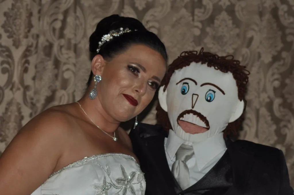 Mulher se casa com boneco de pano em Minas Gerais