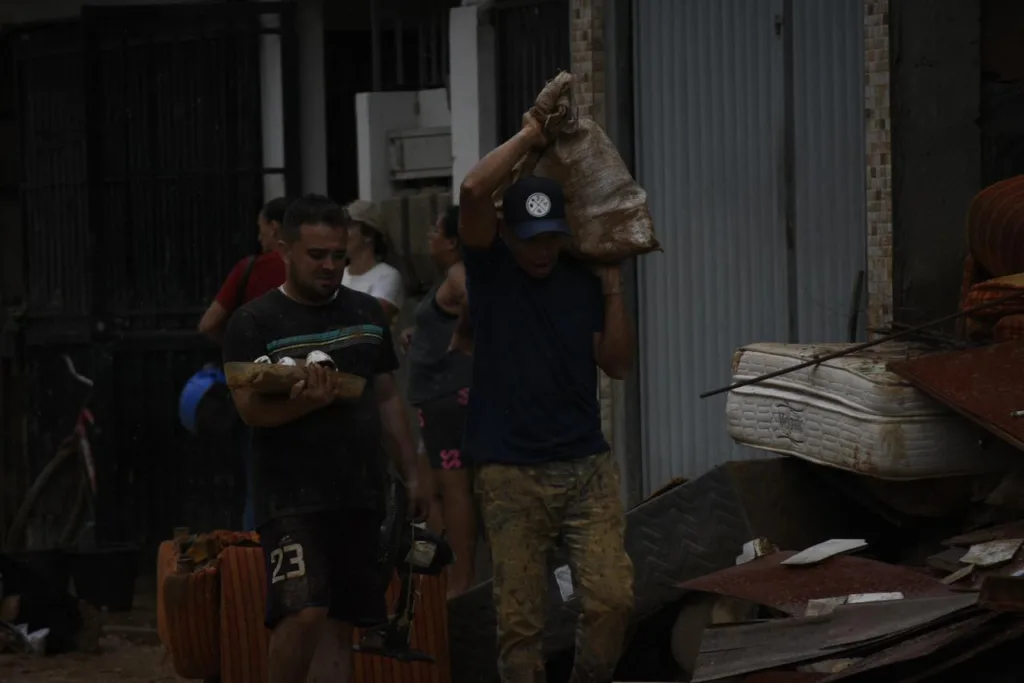 Pessoas buscam ajuda em Mimoso do Sul