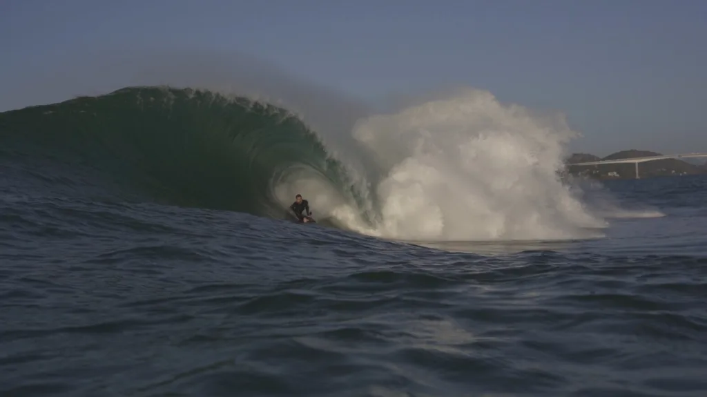 Sessão de surfe de ondas grandes no pico chamado de 2012, em Vila Velha