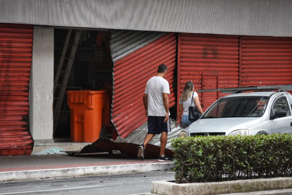 Portão das Lojas Americanas é destruído após colisão