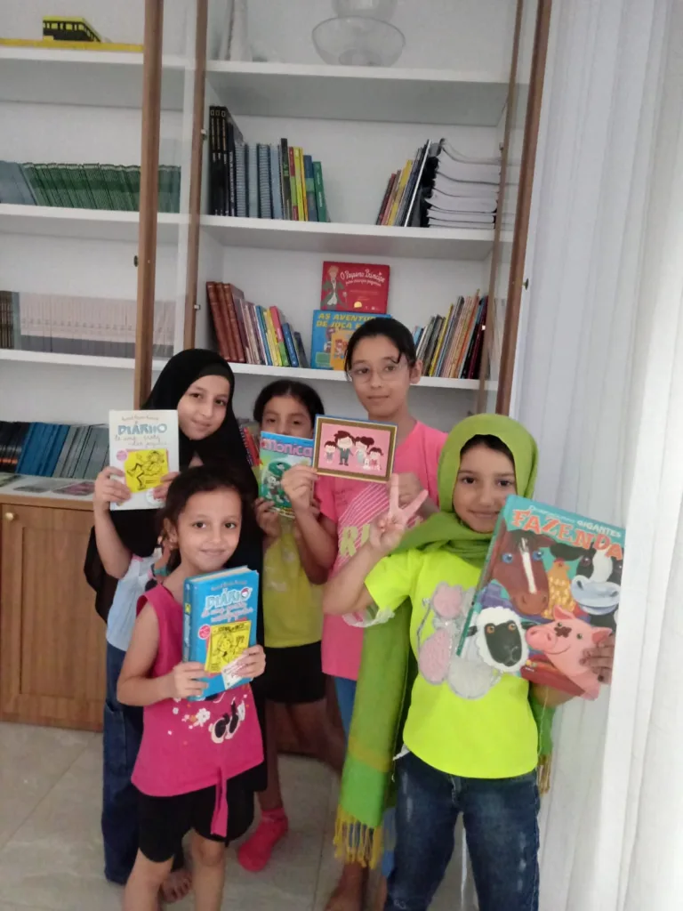 Crianças palestinas na Mesquita de Vitória