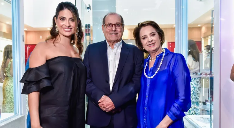 Ana Luiza e Getulio Azevedo receberam no reduto das Óticas Paris para um coq em alto estilo