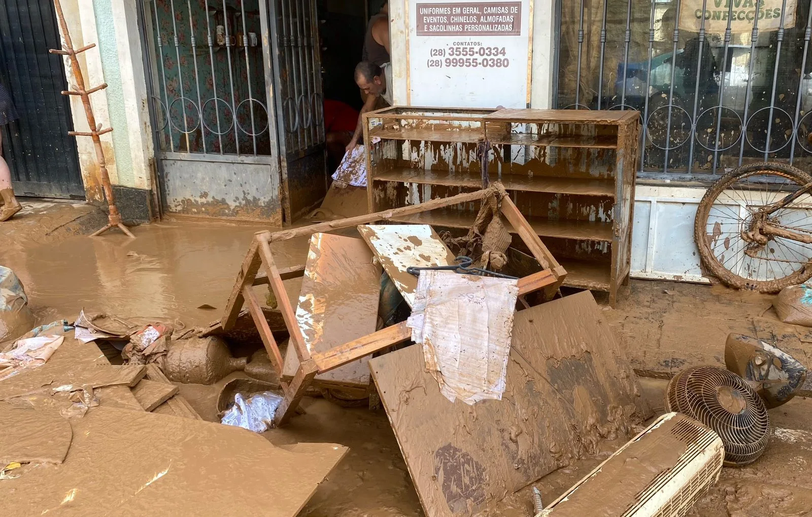 Chuvas no ES, pessoas procuram por roupas e alimentos na lama