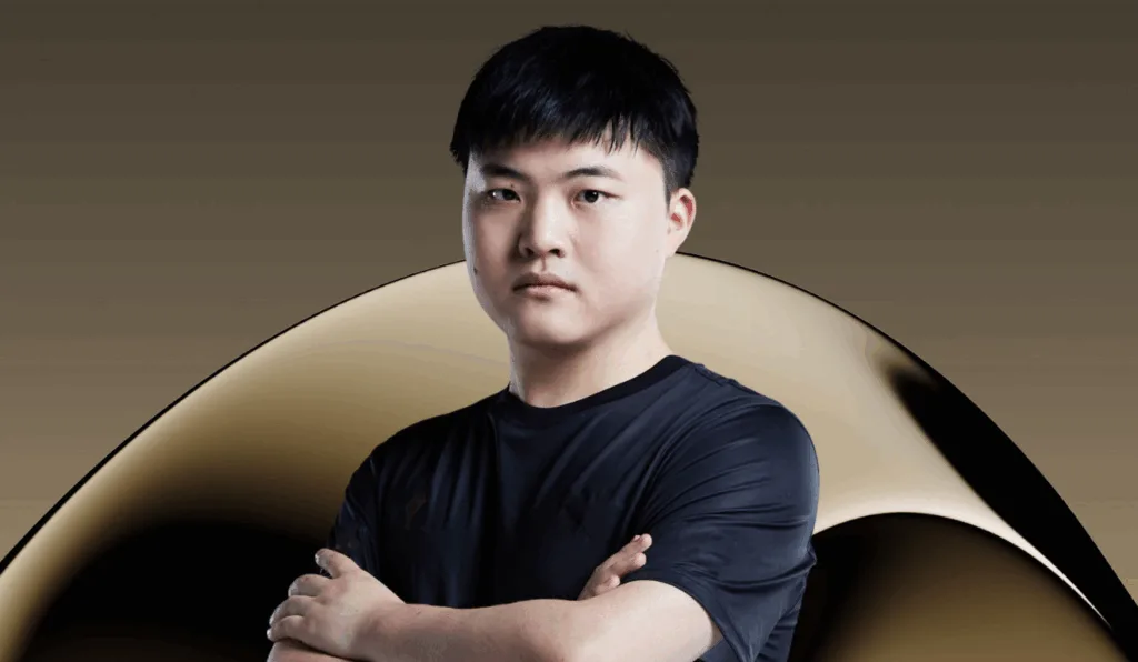 Uzi é homenageado como o segundo membro admitido no Hall of Legends Uzi é homenageado como o segundo membro admitido no Hall of Legends