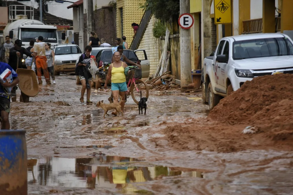 Chuvas no ES, pessoas procuram por roupas e alimentos na lama