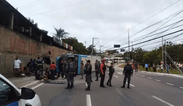 Ônibus do Transcol tomba em Cariacica