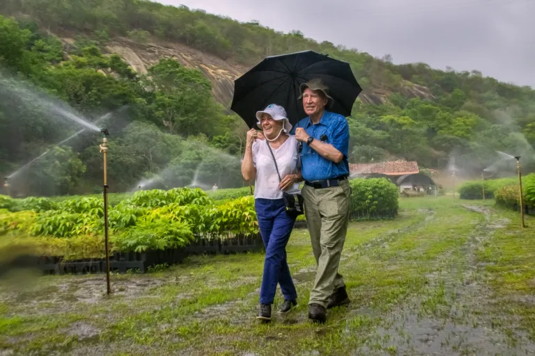 Sebastião Salgado e Lélia Wanick em caminhada pelo vivieiro de mudas do Instituto Terra. | Foto: Leonardo Merçon / Instituto Últimos Refúgios.