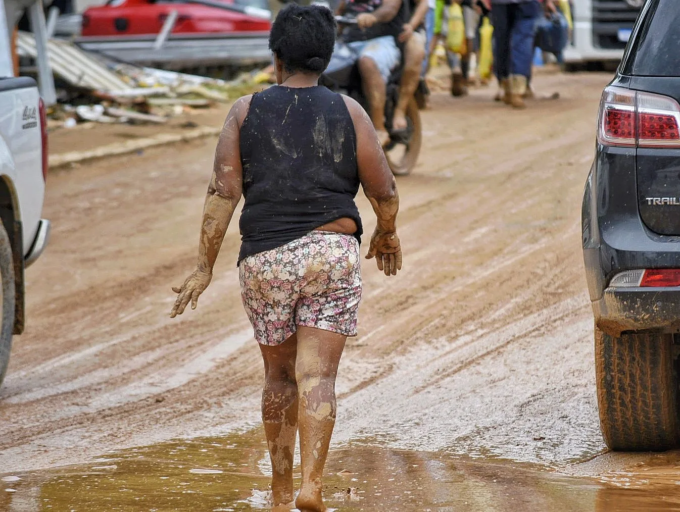 Chuvas no ES, pessoas procuram por roupas e alimentos na lama