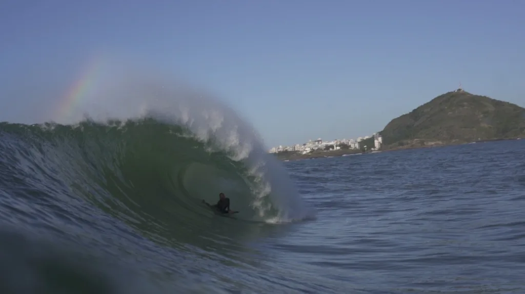 Sessão de surfe de ondas grandes no pico chamado de 2012, em Vila Velha