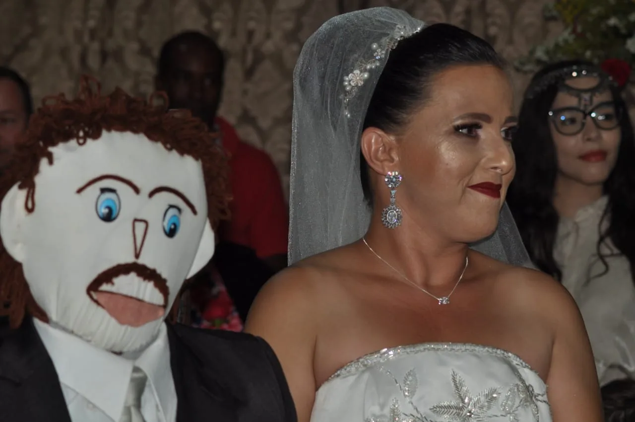 Mulher se casa com boneco de pano em Minas Gerais