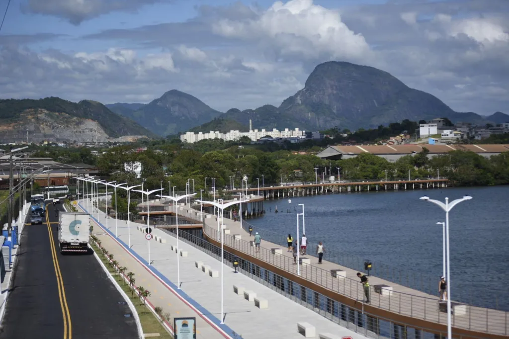 Trânsito na orla de Cariacica