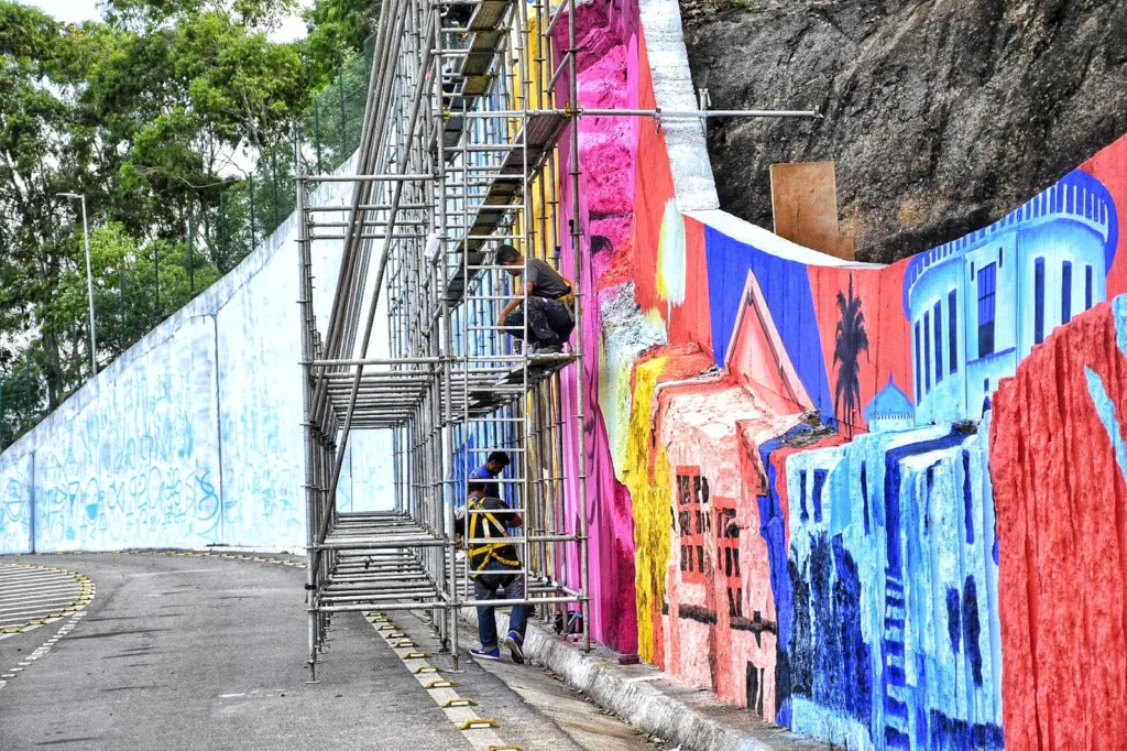 Painel gigante pintado por artistas retrata cultura capixaba na Alça de saída da terceira ponte