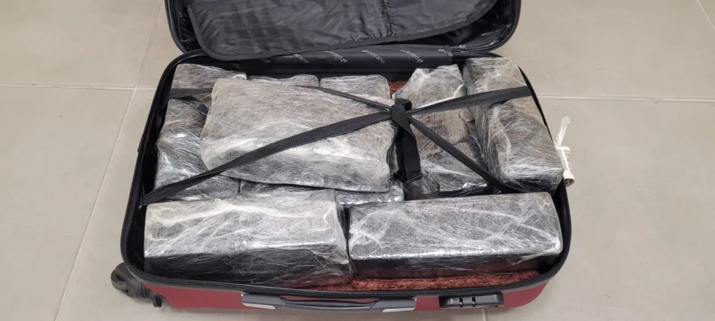 Jovem presa por trafico de drogas
