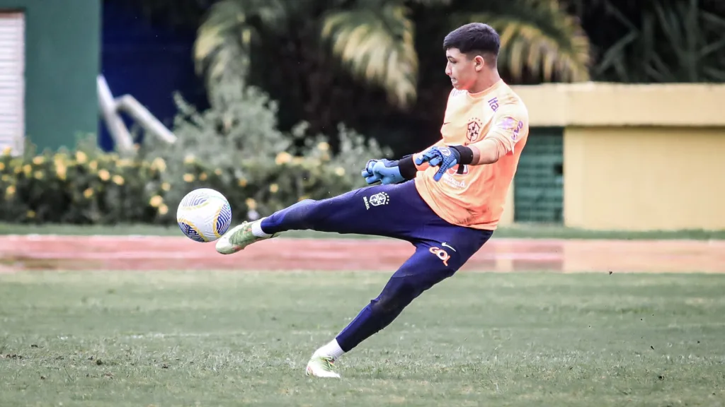 Arthur do Vale em treino da seleção brasileira sub-15