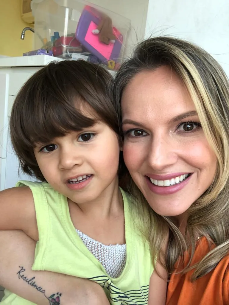 Terapeuta ocupacional Lívia Hosken, de 41 anos é mãe do Heitor, de 05 anos, que é autista