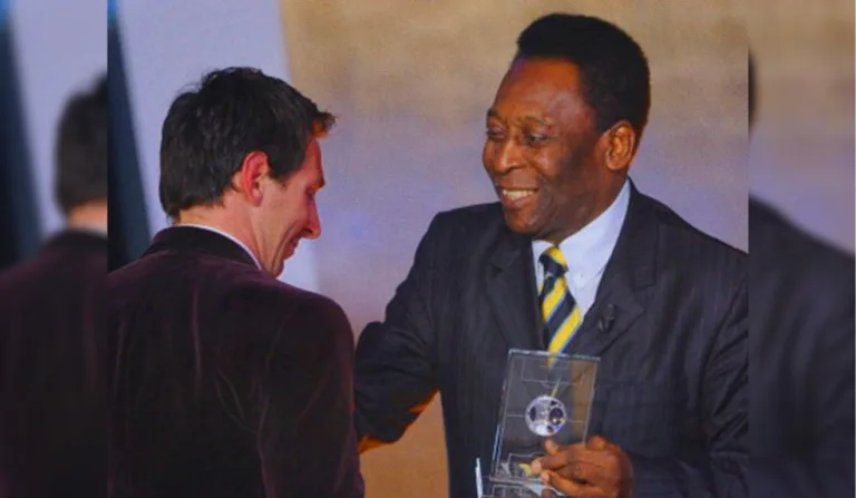 Encontro de Pelé e Messi em premiação da Fifa em 2012. Foto: Reprodução/ X @Pele