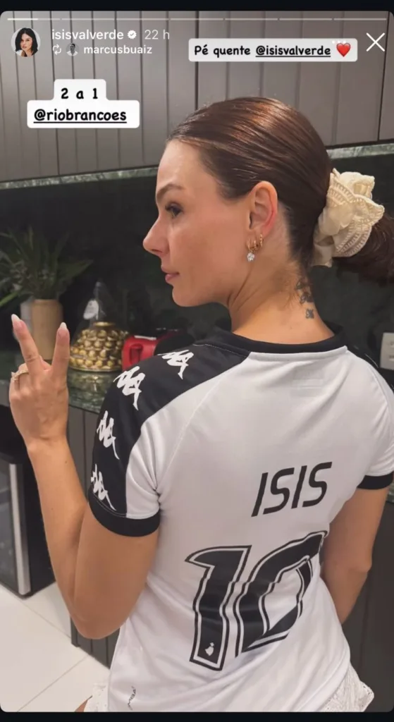 Isis Valverde comemora vitória do Rio Branco e Marcus Buaiz reage: "Pé quente" (Foto: Reprodução/Instagram @isisvalverde)