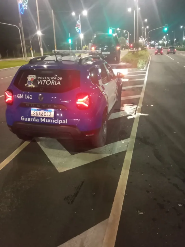 Motorista e passageira de carro fogem com filho após acidente em Vitória