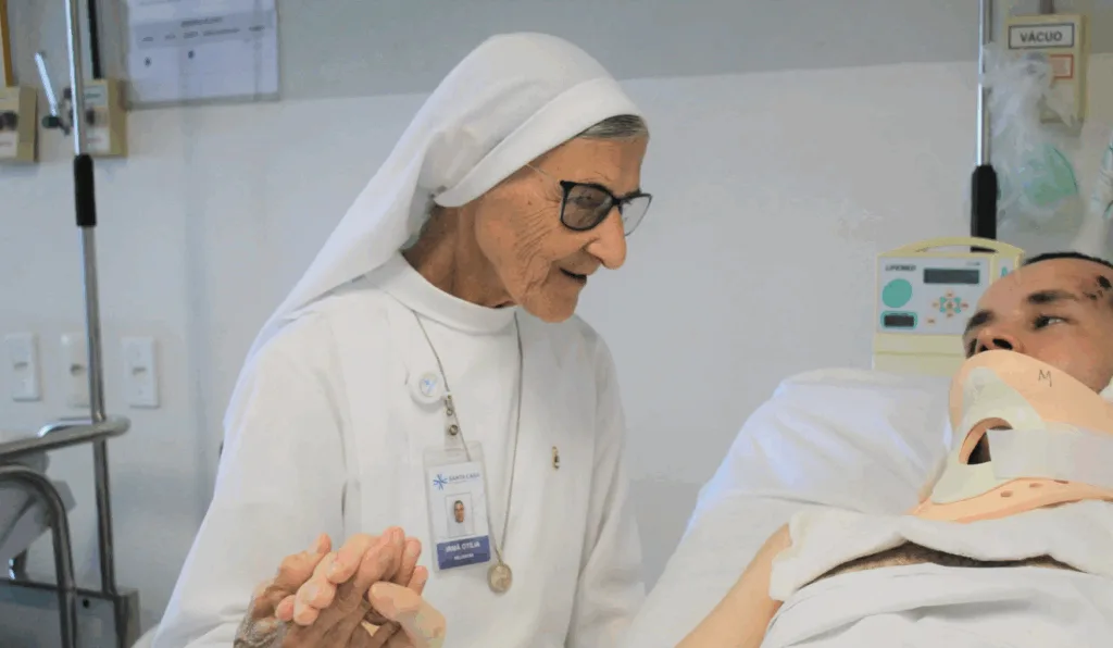 Irmã Otília atende paciente