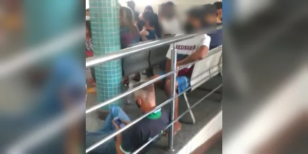 Pacientes sentados na recepção do PA da Praia do Suá, e Vitória