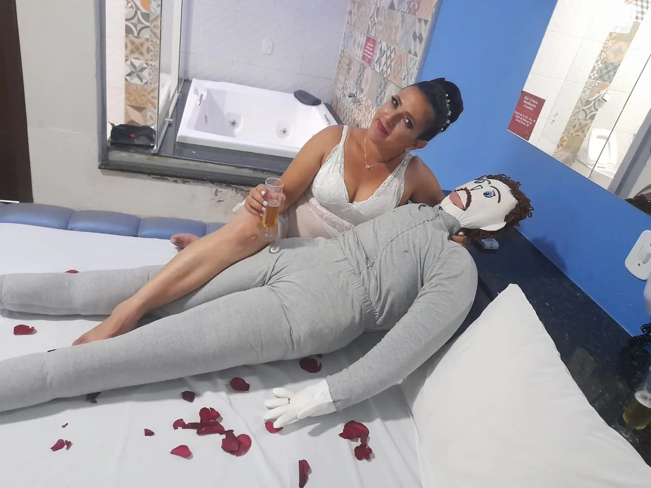 Mulher se casa com boneco de pano em Minas Gerais