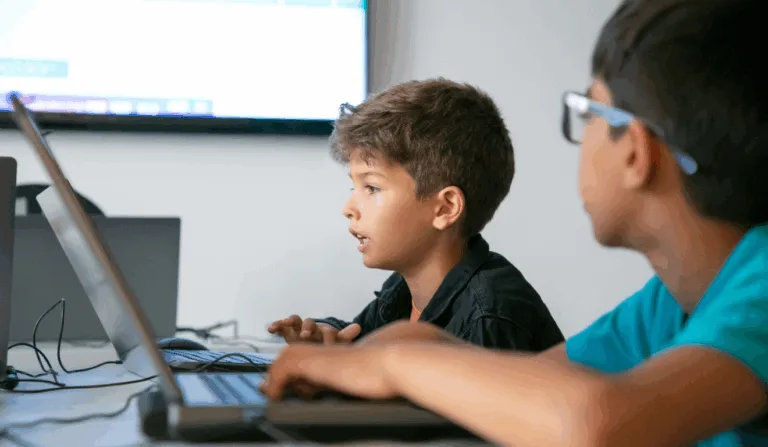 Descubra os benefícios da programação para crianças! Aprenda como desenvolver habilidades digitais com o Roblox.