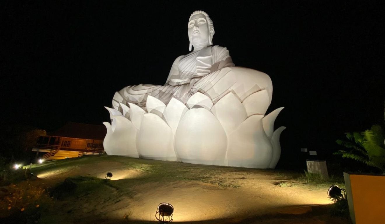 Buda gigante de Ibiraçu iluminado à noite
