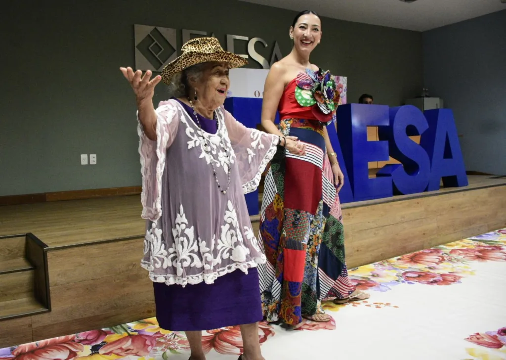 Desfile de moda com idosos na Faesa