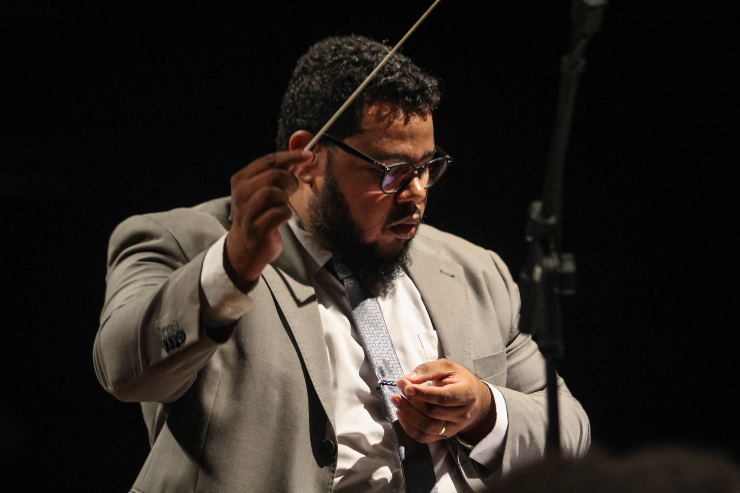 maestro Eduardo Lucas regendo a Banda Sinfonica Vale Musica