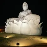 Buda gigante de Ibiraçu iluminado à noite