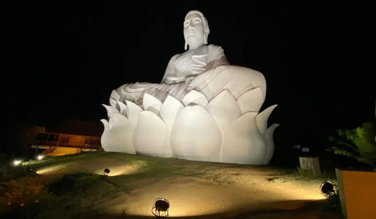 Buda gigante de Ibiraçu iluminado à noite