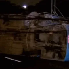 ônibus tombado