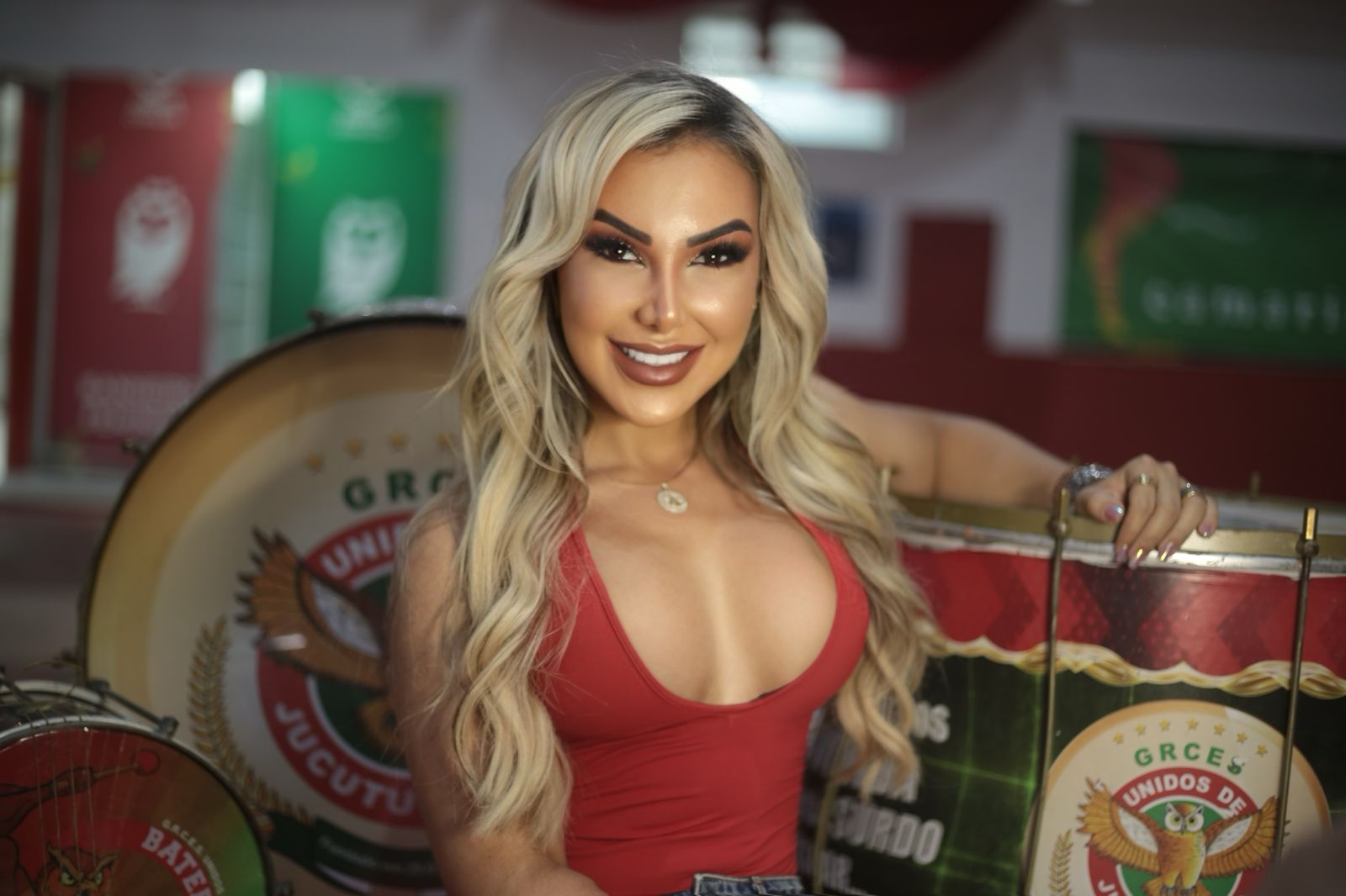 Carnaval de Vitória 2026: nova rainha da Jucutuquara já desfilou com fantasia de ouro na Andaraí
